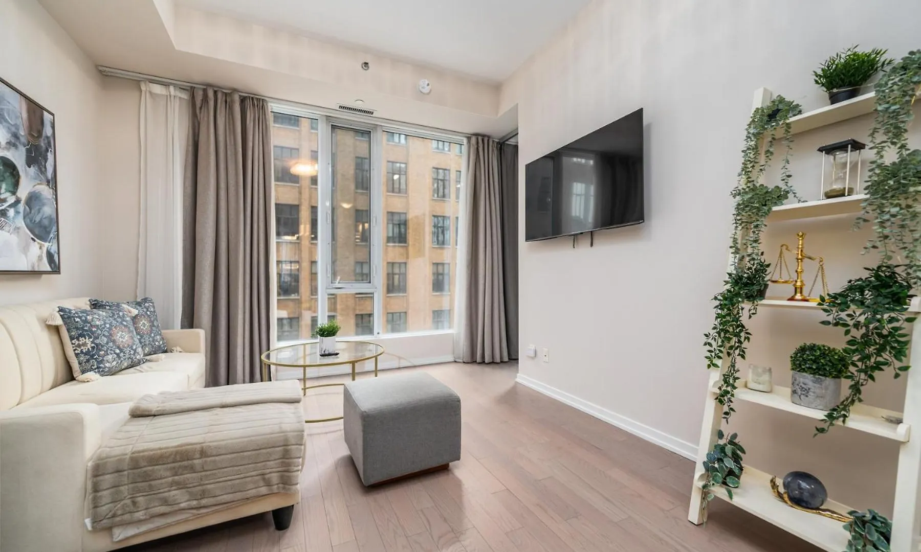 Elegant Suites In Peter Streetの連絡先